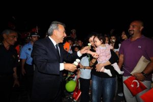 Bayrağını al da gel