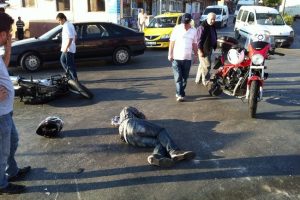 Motosikletle otomobil &ccedil;arpıştı