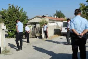 Evinin bah&ccedil;esinde yanarak &ouml;lm&uuml;ş halde bulundu