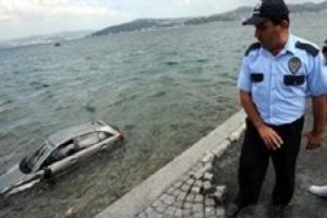 Parkeler oynadı ara&ccedil; boğaz u&ccedil;tu