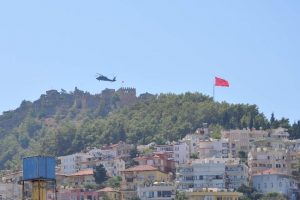 Kale &uuml;st&uuml;nde u&ccedil;uş yapan polis helikopteri