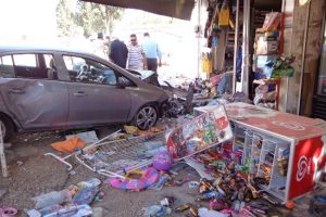 Kontrolden &ccedil;ıkan ara&ccedil; markete daldı