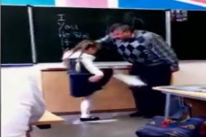 Kızgın &ouml;ğretmene b&ouml;yle tepki g&ouml;sterdi