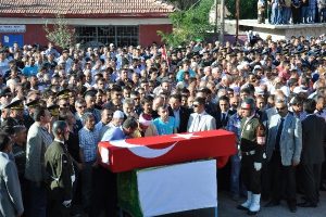Şehit Emre toprağa veriliyor