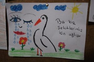 Bu kız şehitlerimiz i&ccedil;in ağlıyor