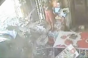 B&uuml;y&uuml;kel&ccedil;i markete b&ouml;yle daldı