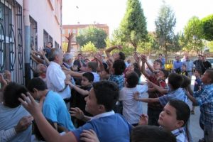 D&uuml;ğ&uuml;nlerde &ccedil;ocukların para kapma yarışı