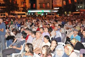 Şehitler i&ccedil;in meydanda mevlit