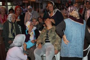 Şehit eşinin kamuflajını giydi