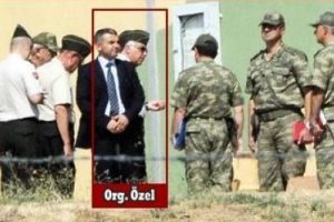 Kışladaki askere tek tek inceleme