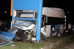Minib&uuml;s benzin istasyonuna girecekti!