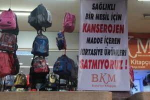 Bursalı kırtasiyeciden afişli tepki