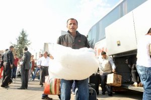 Polis otob&uuml;s&uuml; &ccedil;ekti, yolcular yaya kaldı