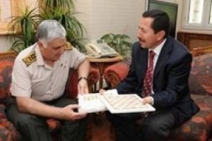 Orgeneral Necdet &Ouml;zel'den hediye a&ccedil;ıklaması