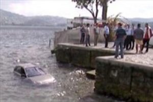 Aracıyla denize u&ccedil;tu, sonra seyretti