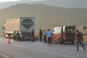 Otomobil TIR'ın altına girdi: 2 &ouml;l&uuml;, 2 yaralı