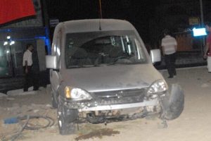 Kavşağı farketmeyen s&uuml;r&uuml;c&uuml; kaldırıma &ccedil;ıktı