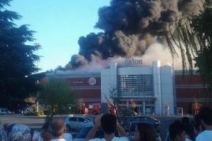 Dev AVM'de yangın dehşeti!