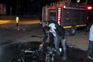 Seyir halindeki motosiklet yandı