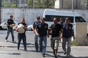 Korkun&ccedil; kazadan kurtulan m&uuml;lteciler İzmir yabancı şube m&uuml;d&uuml;rl&uuml;ğ&uuml;ne getirildi