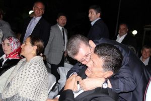 Vali, milletvekilini &ouml;pt&uuml;