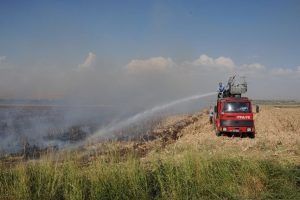 Anız yangını k&ouml;yl&uuml;lere korkulu anlar yaşattı