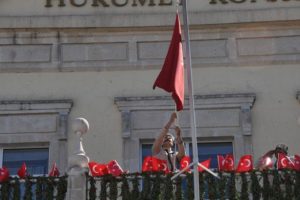 Yasağa rağmen T&uuml;rk bayrağı asıldı