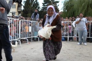 'S&uuml;per babaanne' tavuklara karşı