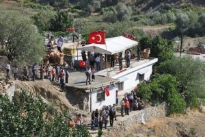 Niğde şehidine ağlıyor