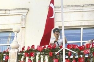 İzmir'in kavakları &ccedil;ekildi bayrakları