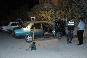 Otomobilin i&ccedil;inde &ccedil;akmağa gaz doldurduktan sonra...