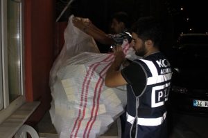 Kamyonetten 20 bin 400 adet ka&ccedil;ak puro &ccedil;ıktı