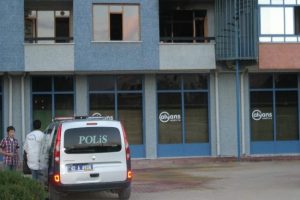 Yanan evdeki kadını itfaiye kurtardı
