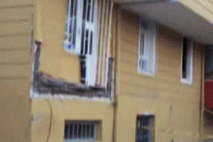D&uuml;ğ&uuml;n evinde balkon &ccedil;&ouml;kt&uuml;