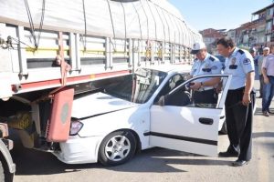 Kadın s&uuml;r&uuml;c&uuml; adayı TIR'ın altına girdi