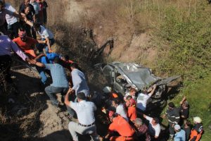 K&ouml;pr&uuml;den u&ccedil;an ara&ccedil;ta can pazarı