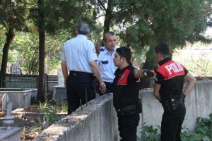 Polis patlıcan tarlasında asker ka&ccedil;ağı aradı