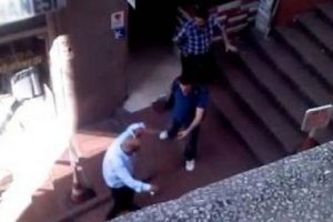 Polise teslim olmamak i&ccedil;in başına silah dayadı