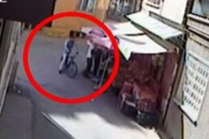Biri oyaladı, biri baktı, biri yaptı