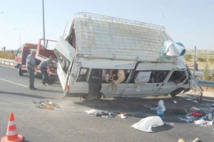 &Ccedil;eyiz g&ouml;t&uuml;ren minib&uuml;s takla attı