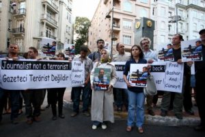 Ka&ccedil;ırılan gazeteciler i&ccedil;in eylem