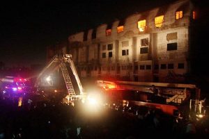 Pakistan yangınlarla sarsıldı: 131 &ouml;l&uuml;