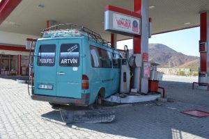 Minib&uuml;s akaryakıt istasyonuna girdi