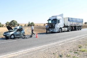 TIR otomobile &ccedil;arptı: 2 &ouml;l&uuml;, 1 yaralı
