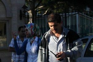 Hemşirenin &ccedil;antasını &ccedil;aldı