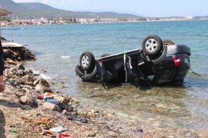 Otomobil denize u&ccedil;tu: 2 yaralı