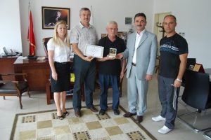 Kızılay'dan Yılmaz'a teşekk&uuml;r plaketi