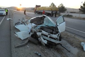 Otomobil TIR'ın altına girdi: 1 &ouml;l&uuml;, 1 yaralı
