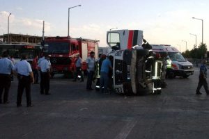 Kamyonet ambulansa &ccedil;arptı: 3 yaralı