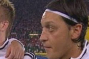 Mesut Milli Marş esnasında sakız &ccedil;iğnedi